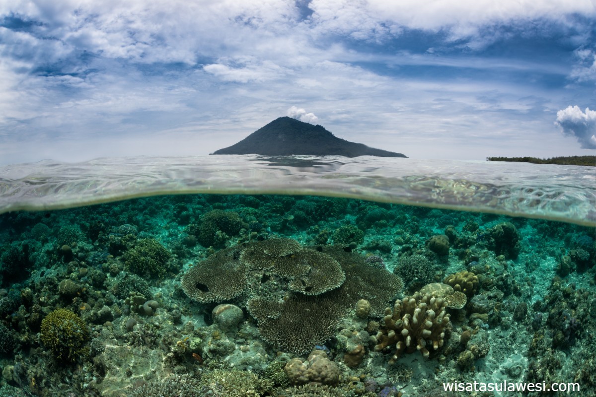 Tempat Wisata Pulau Manado Tua Di Sulawesi