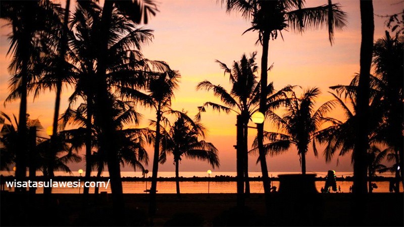 Pemandangan Langit Jingga di Pantai Akarena Makassar